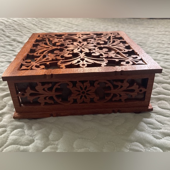 SCROLLWORK WOOD HINGED BOX WITH FLOWER CUT OUT PATTERN - Picture 6 of 7